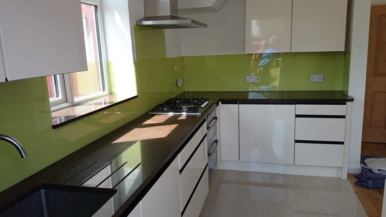 Lime green glass kitchen splashback installed by Putney glaziers